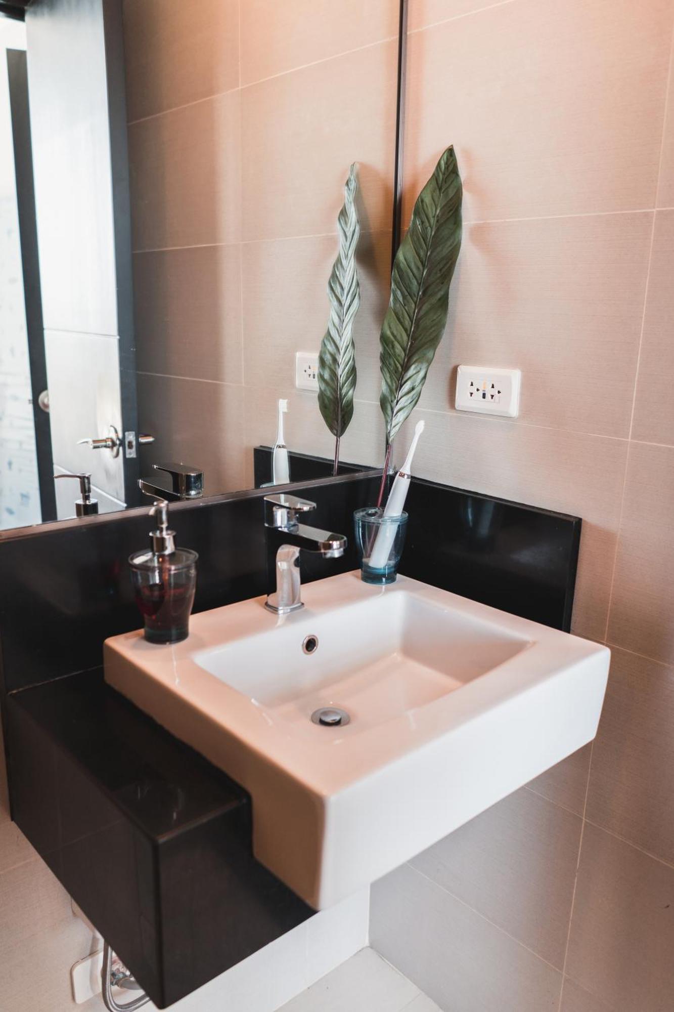 Modern Tropical Luxe Apartment - Boracay Newcoast Yapak Екстериор снимка